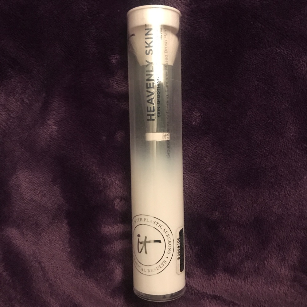 Heavenly Skin Smoothing Complexion Brush No. 704